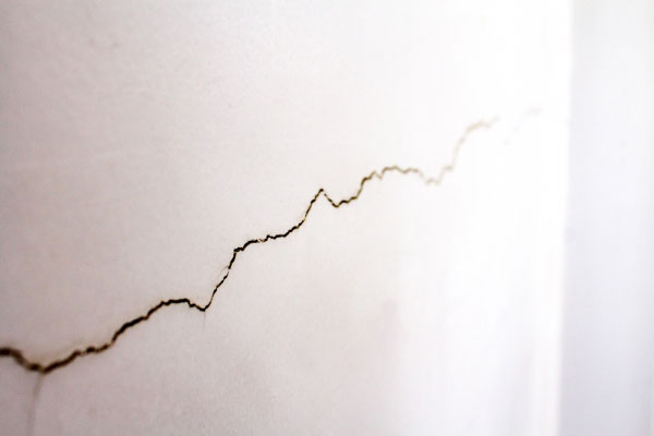 被害の箇所〜壁のヒビ